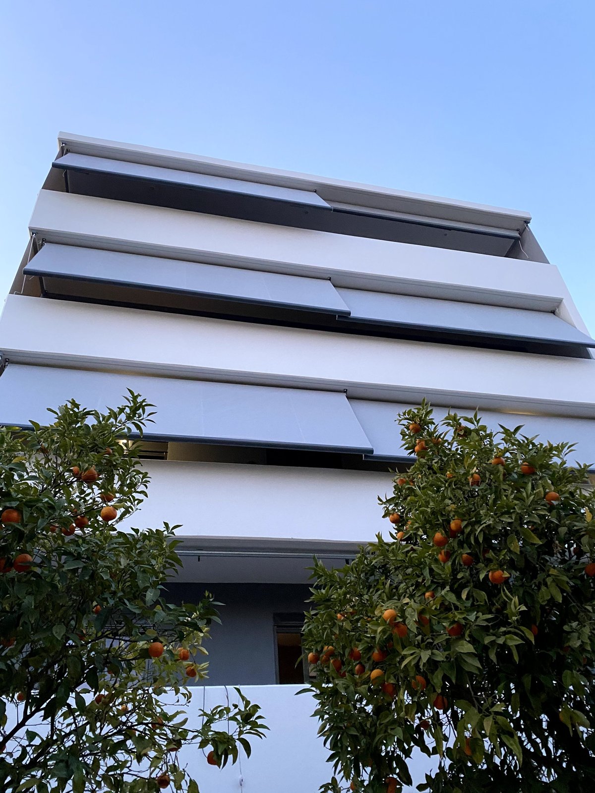 Κασετίνες τέντες σε όλα τα μπαλκόνια νεόδμητης πολυκατοικίας, Pergotenta