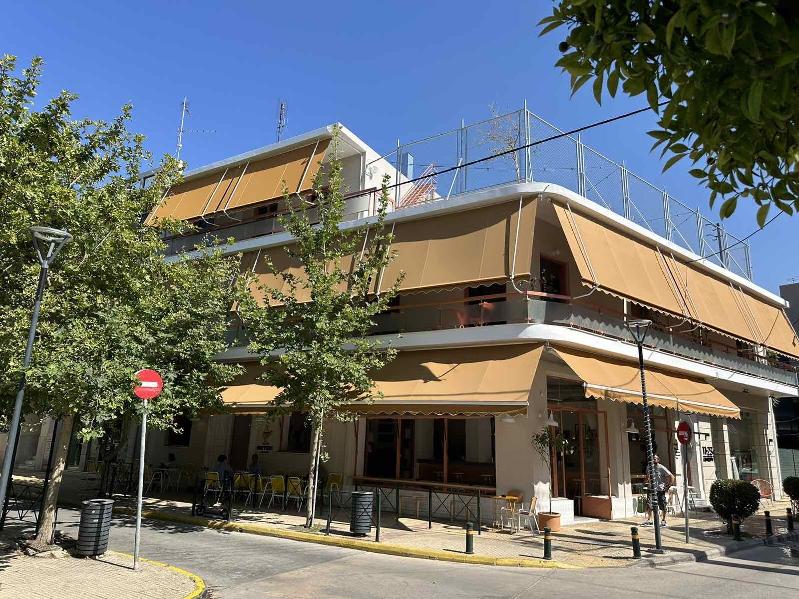 Μπεζ τέντες σε διώροφη πολυκατοικία με δέντρα, Pergotenta