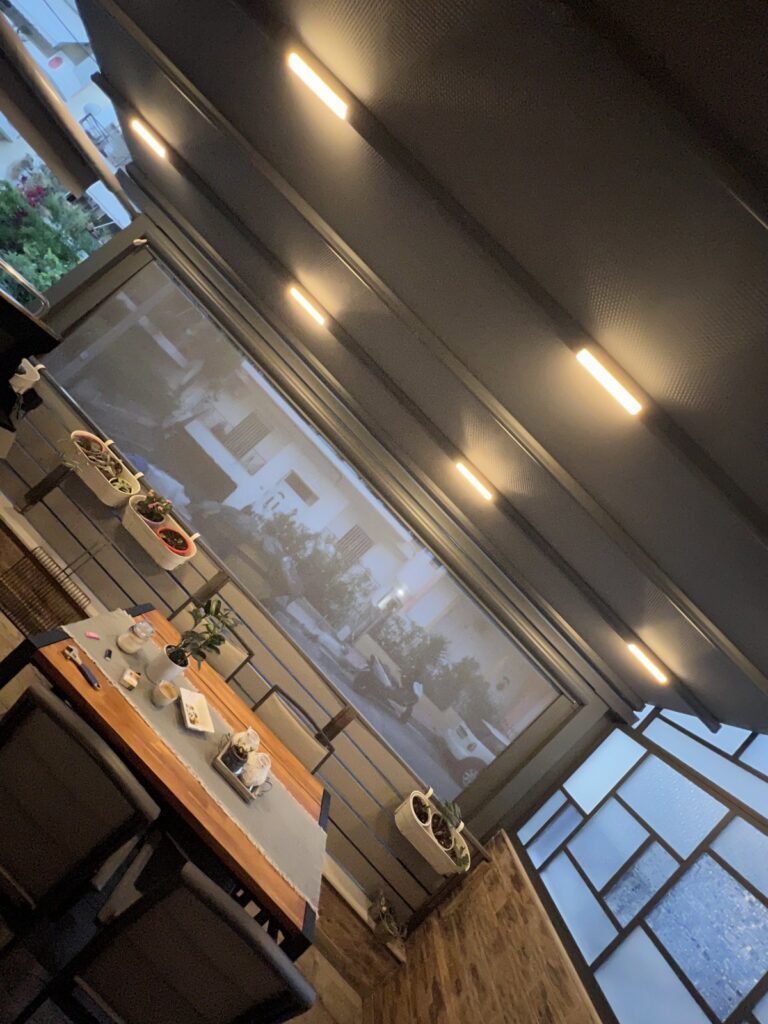 Σκούρα πέργκολα με LED και κάθετα ρόλερ σε βεράντα, Pergotenta