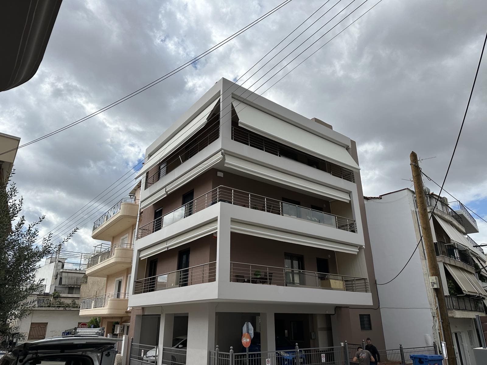 Μοντέρνα πολυκατοικία με κασετίνες τέντες στα μπαλκόνια, Pergotenta
