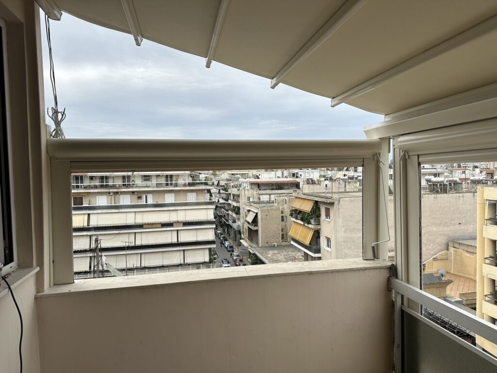 Λευκή κασετίνα τέντα σε μπαλκόνι ψηλού ορόφου, Pergotenta