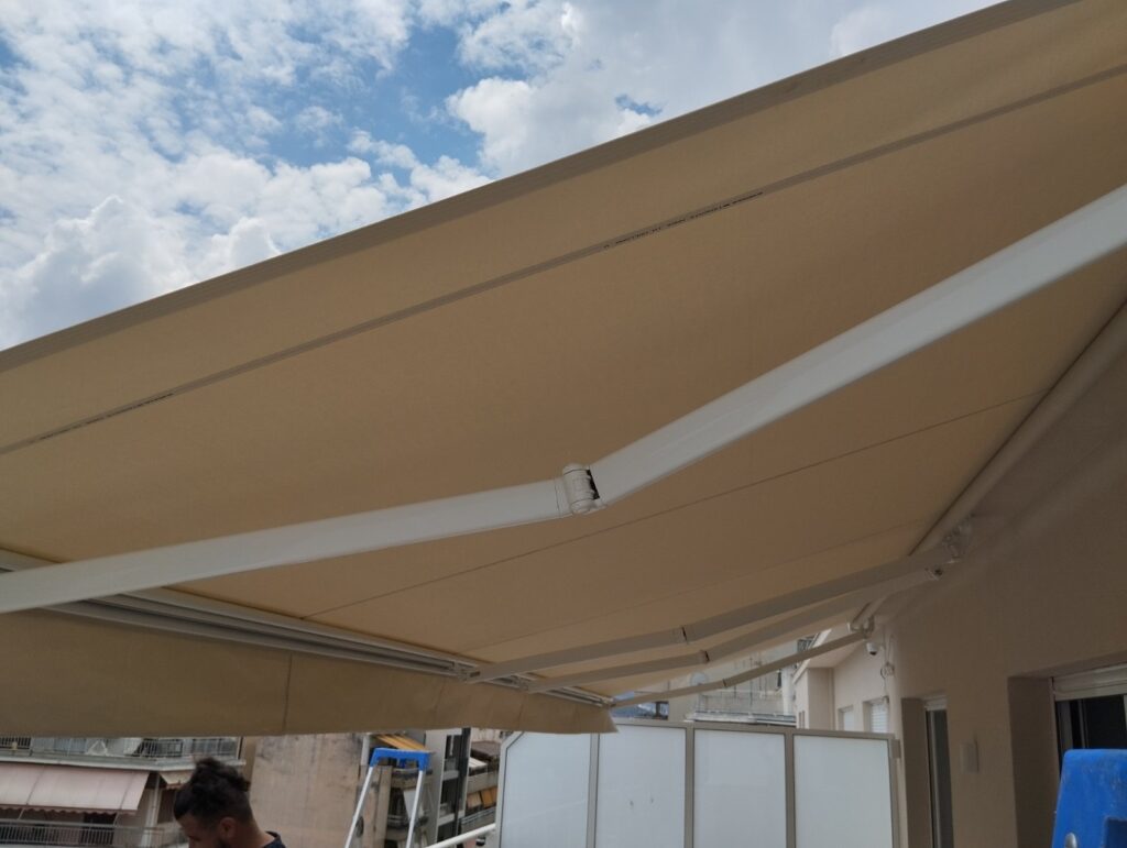 Μπεζ τέντα με βραχίονες σε μπαλκόνι, Pergotenta
