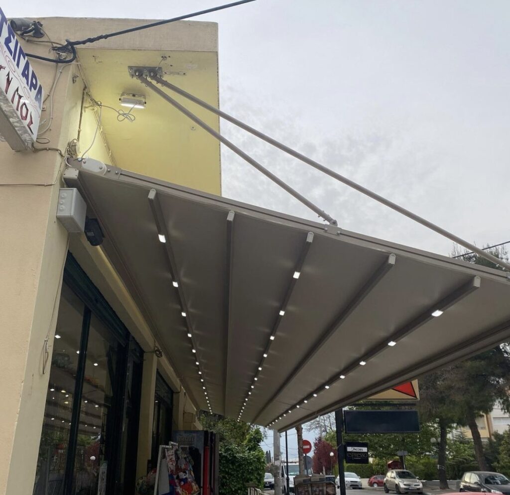 Περγκοτέντα με φωτισμό LED μπροστά σε κατάστημα, Pergotenta
