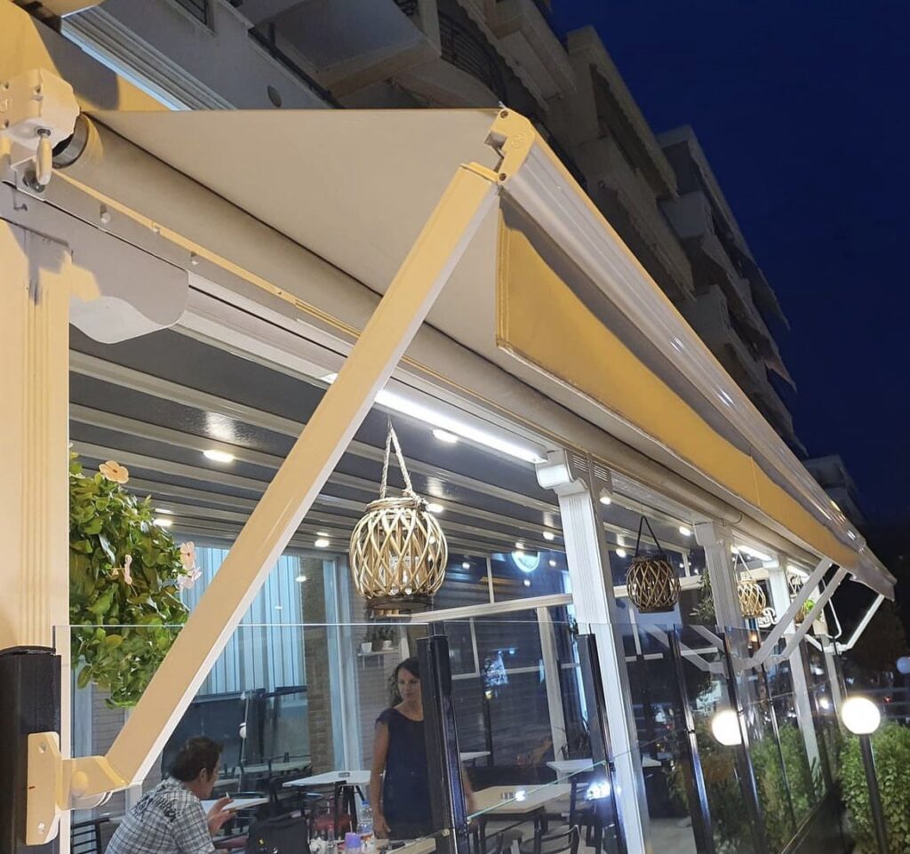 Μπεζ τέντα με βραχίονες σε καφέ το σούρουπο, Pergotenta