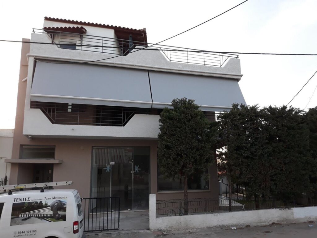 Μονοκατοικία με κάθετο screen και τέντα σε μπαλκόνι, Pergotenta