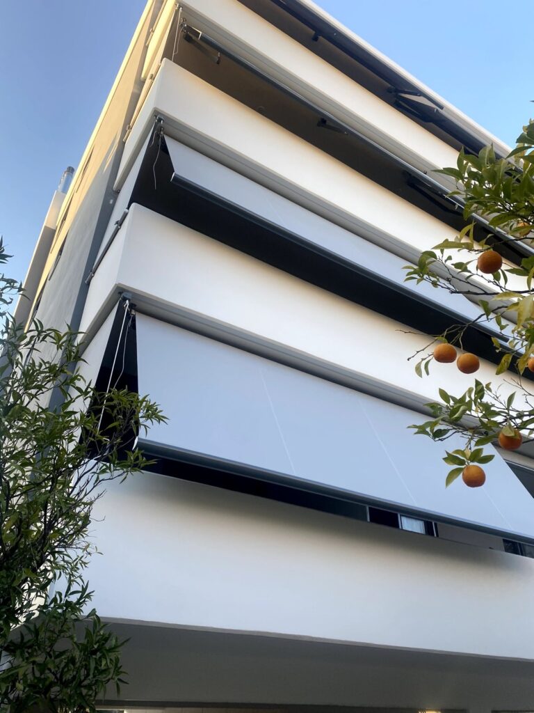 Κασετίνες τέντες σε νεόδμητη πολυκατοικία στον Χολαργό-Παπάγου, Pergotenta