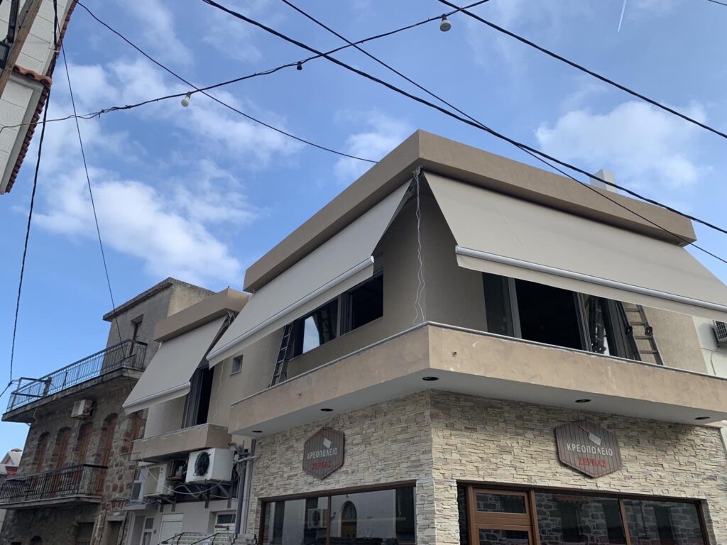 Μπεζ κασετίνα σε παράθυρο καταστήματος, Pergotenta