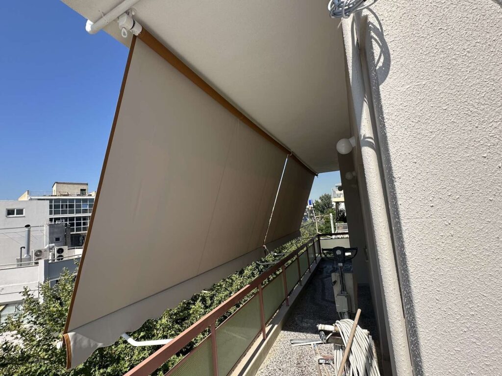 Μπεζ τέντα με βραχίονες ανοιχτή πάνω από μπαλκόνι, Pergotenta