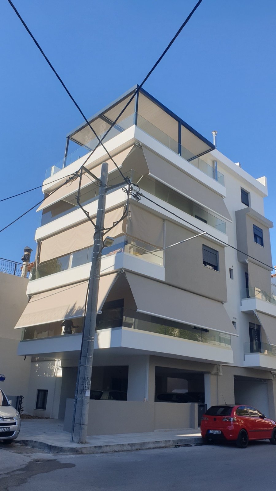 Πολυκατοικία με τέντες με βραχίονες, γωνιακή όψη, Pergotenta