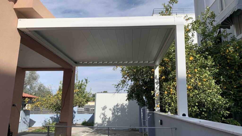 Λευκή βιοκλιματική πέργκολα με περσίδες σε αυλή, Pergotenta