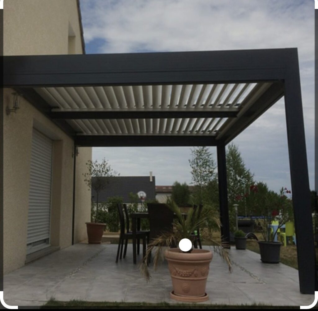Μαύρη βιοκλιματική πέργκολα σε βεράντα μονοκατοικίας με τραπεζαρία, Pergotenta
