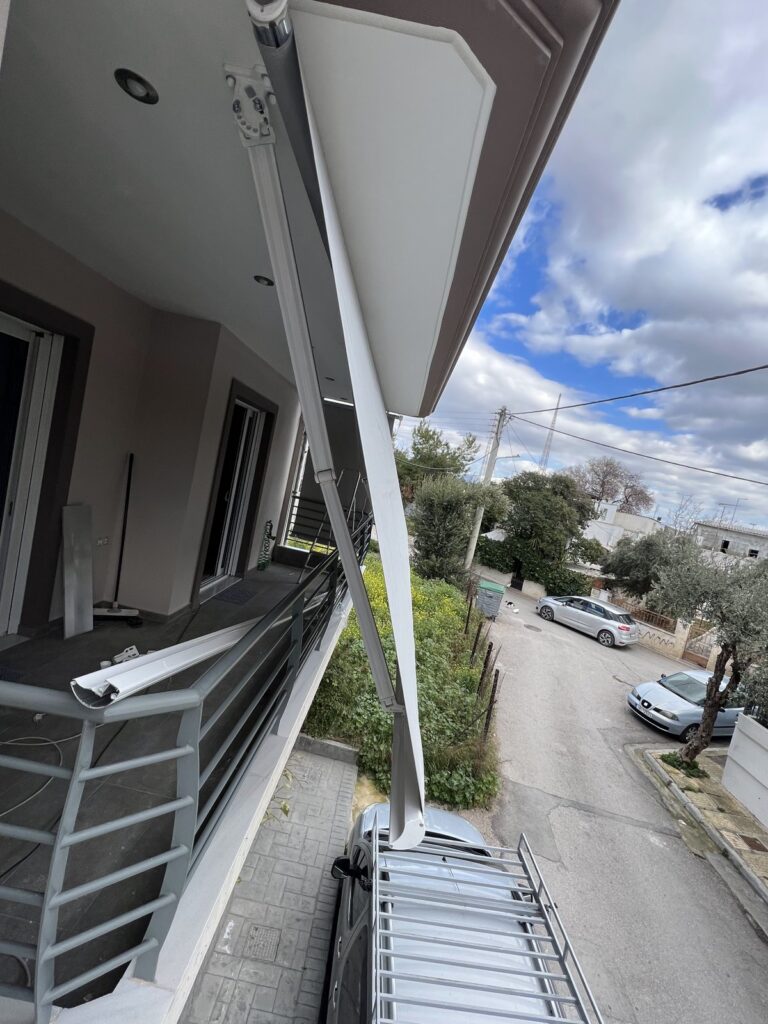 Ανθρακί κασετίνα τέντα με λευκούς βραχίονες σε μπαλκόνι, Pergotenta