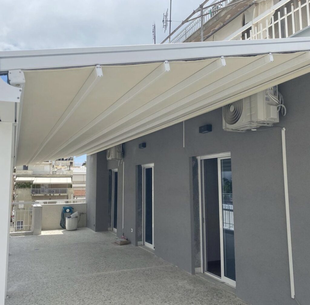 Λευκή περγκοτέντα σε αυλή μονοκατοικίας, Pergotenta