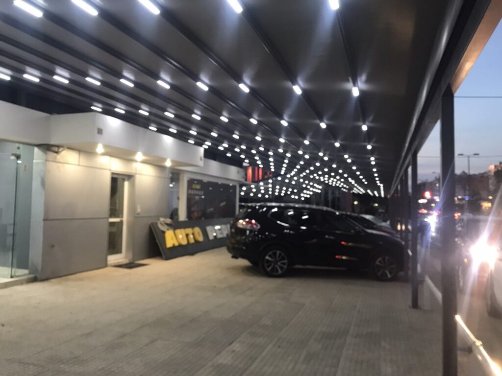 Μεγάλη πέργκολα με φωτισμό LED σε πλυντήριο αυτοκινήτων, Pergotenta