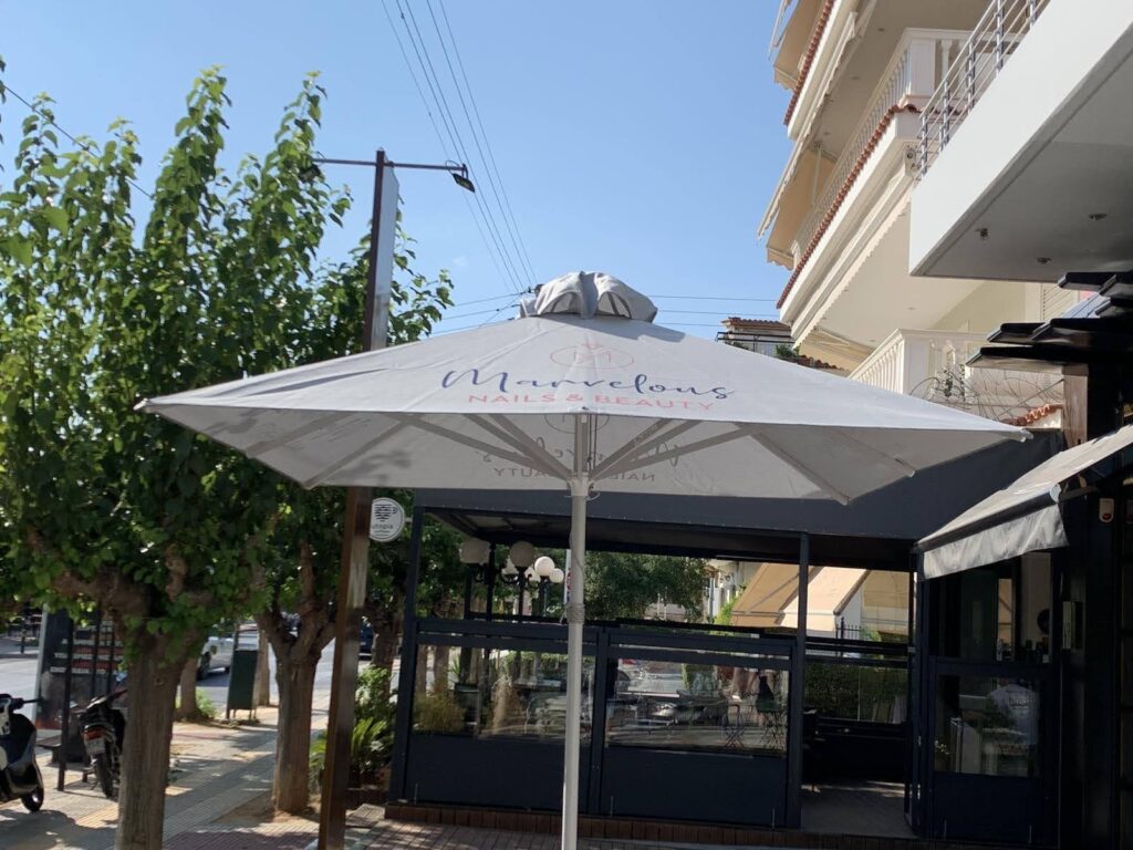 Λευκή ομπρέλα σε καφέ, Pergotenta