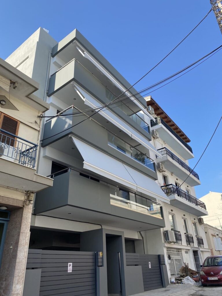 Μοντέρνα πολυκατοικία με γκρι κασετίνες τέντες, Pergotenta