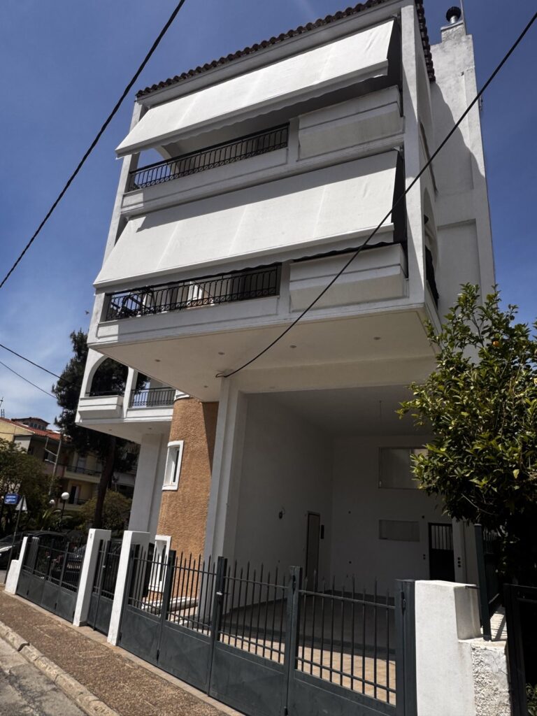 Λευκές κασετίνες τέντες σε μονοκατοικία με καμάρες, Pergotenta