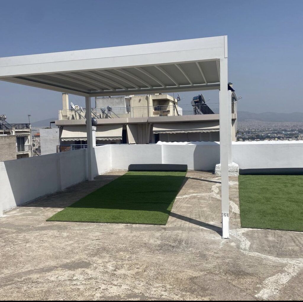 Λευκή πέργκολα σε ταράτσα με συνθετικό γκαζόν, Pergotenta