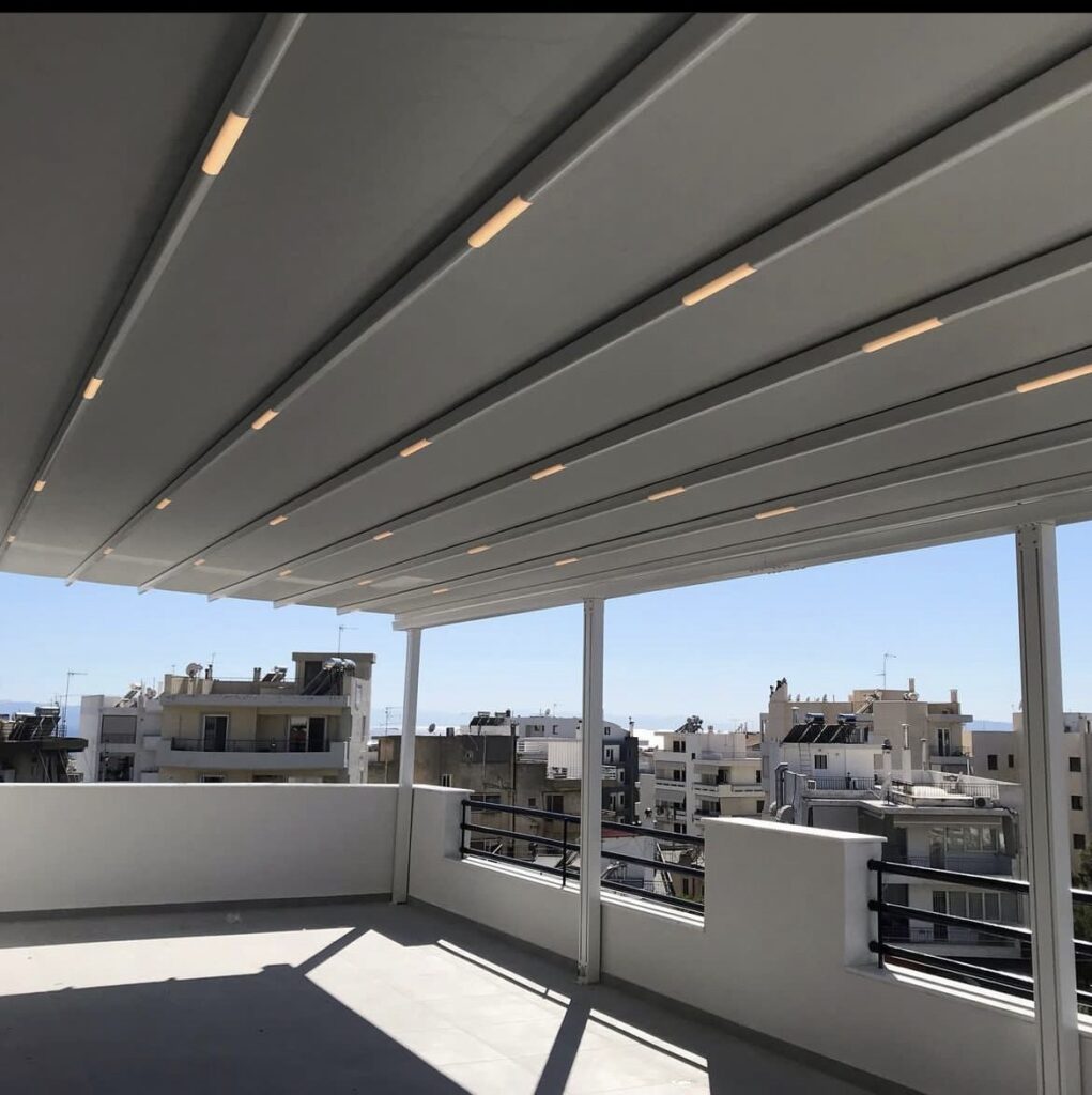 Λευκή περγκοτέντα με φωτισμό LED σε ταράτσα με θέα στην πόλη, Pergotenta