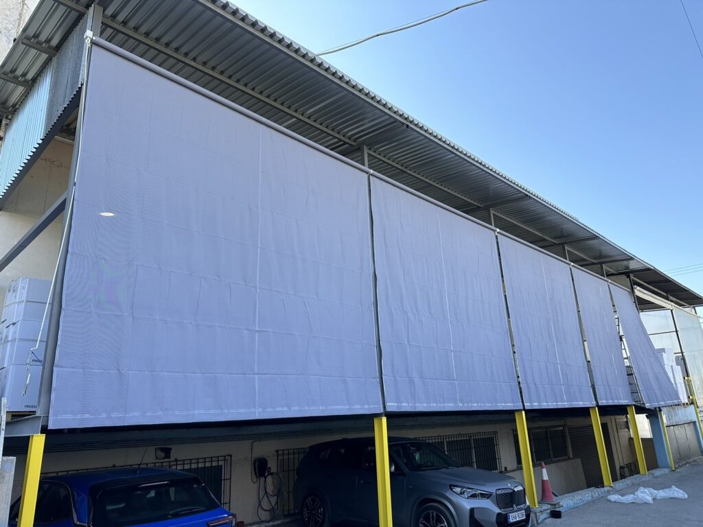Μεγάλα κάθετα screen σε βιομηχανικό κτίριο, Pergotenta