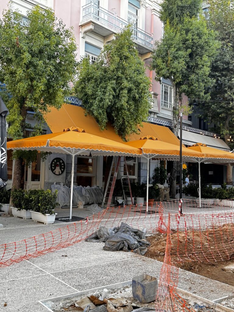 Μεγάλες πορτοκαλί ομπρέλες σε καφέ, Pergotenta