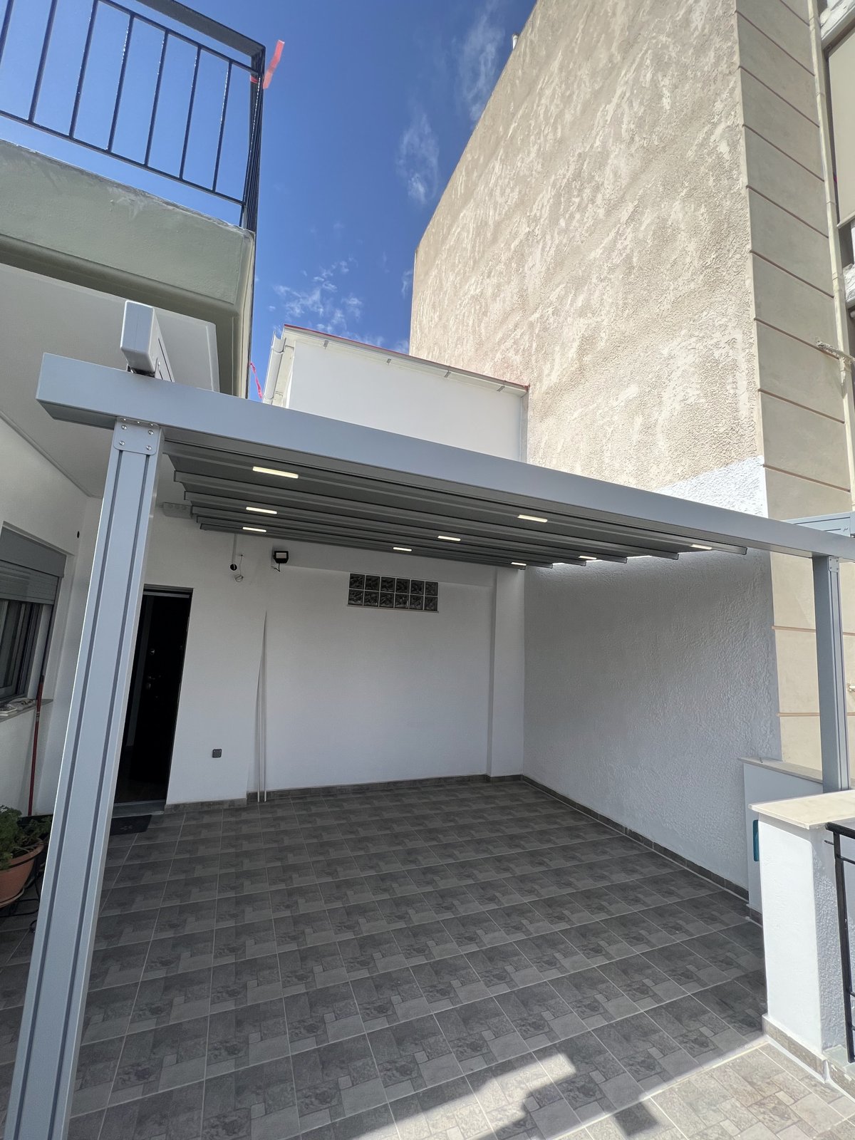 Λευκή πέργκολα αλουμινίου σε βεράντα ρετιρέ στην Πετρούπολη, εγκατάσταση Pergotenta