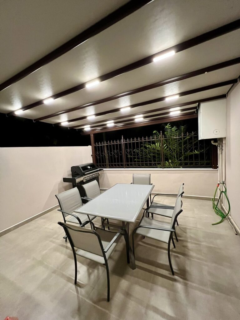 Περγκοτέντα με φωτισμό LED πάνω από τραπεζαρία το βράδυ, Pergotenta