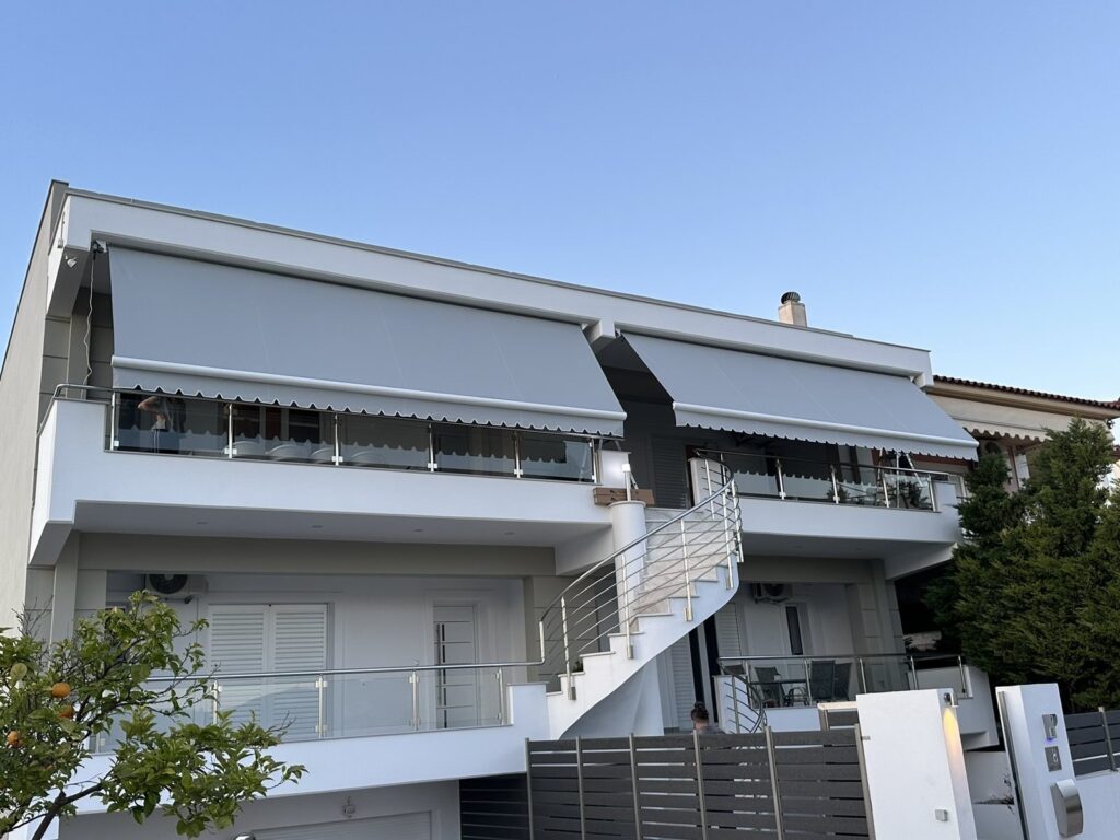 Λευκή μοντέρνα μονοκατοικία με κασετίνες τέντες, Pergotenta
