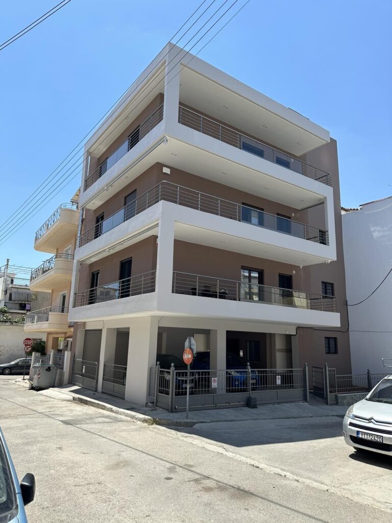 Μοντέρνα πολυκατοικία με κασετίνες τέντες, Pergotenta
