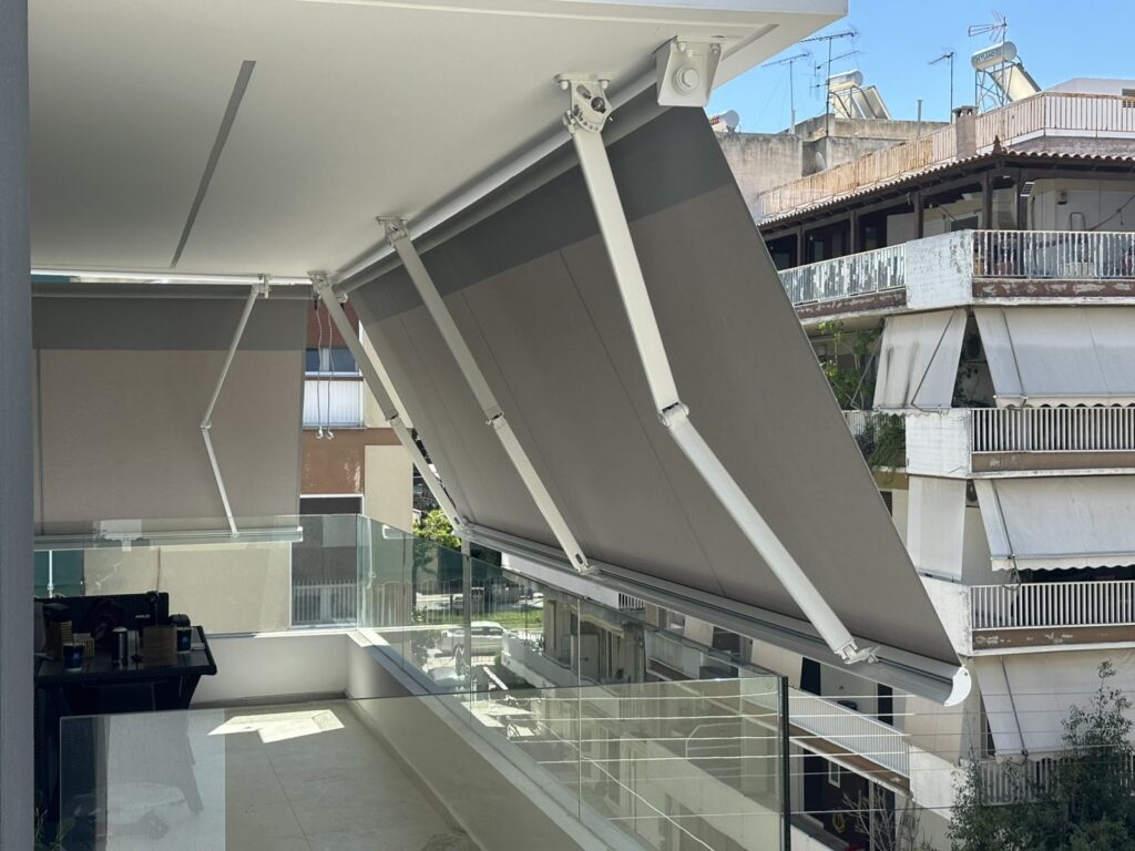 Ανθρακί κασετίνα τέντα σε μπαλκόνι ψηλού ορόφου, Pergotenta