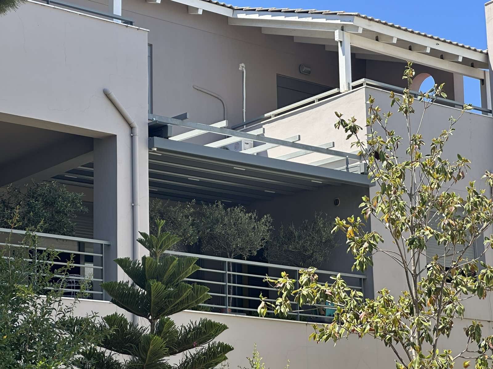 Μονοκατοικία με πέργκολα σε βεράντα ορόφου, Pergotenta