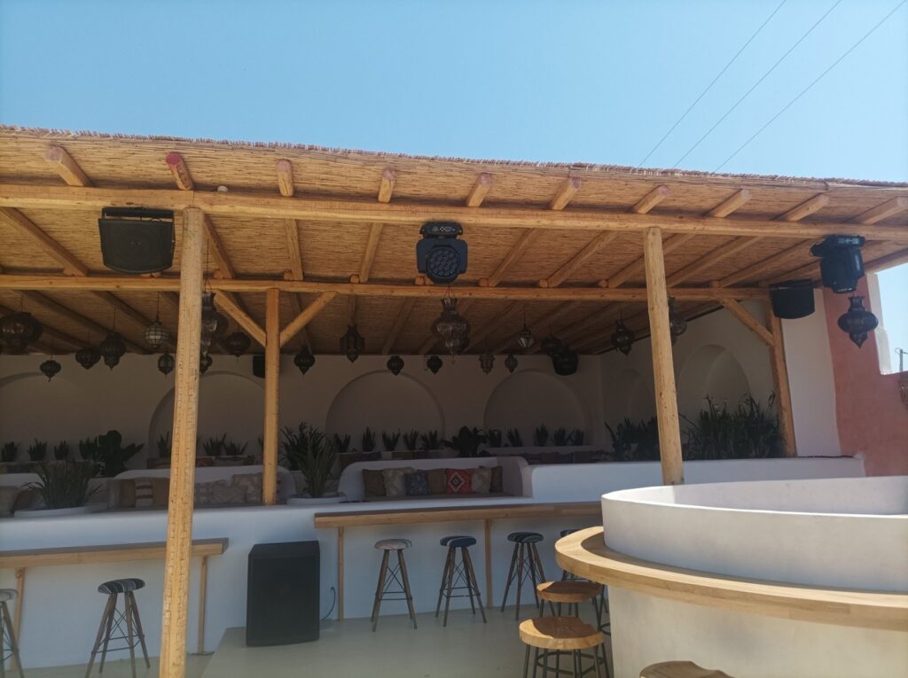 Ξύλινη πέργκολα με καλαμωτή σε beach bar, Pergotenta