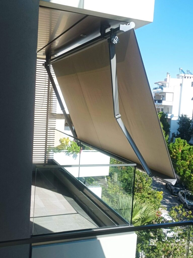 Κασετίνα τέντα ανοιχτή σε μοντέρνο κτίριο, Pergotenta