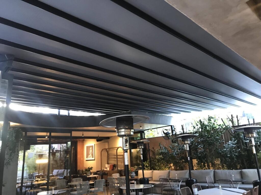 Ανθρακί περγκοτέντα πάνω από καφέ το βράδυ, Pergotenta